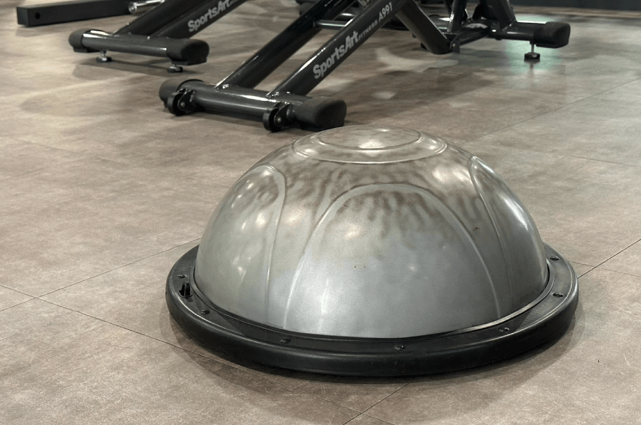 藉由半圓平衡球的輔助
,可以進行更全面的核心肌群訓練 -台中二半圓平衡球-台中二手半圓瑜珈球